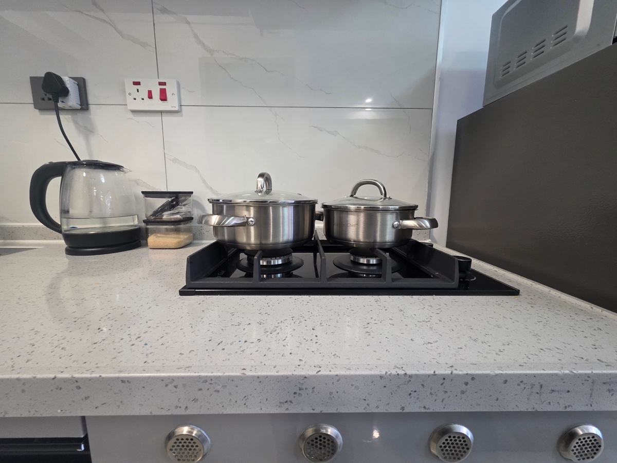 Gas cooktop and kitchen