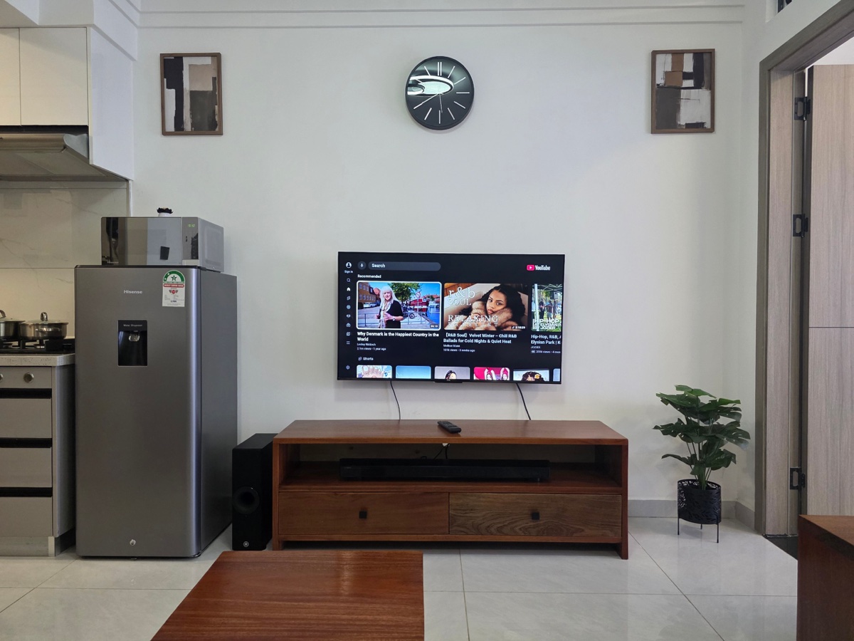 Entertainment area with Smart TV